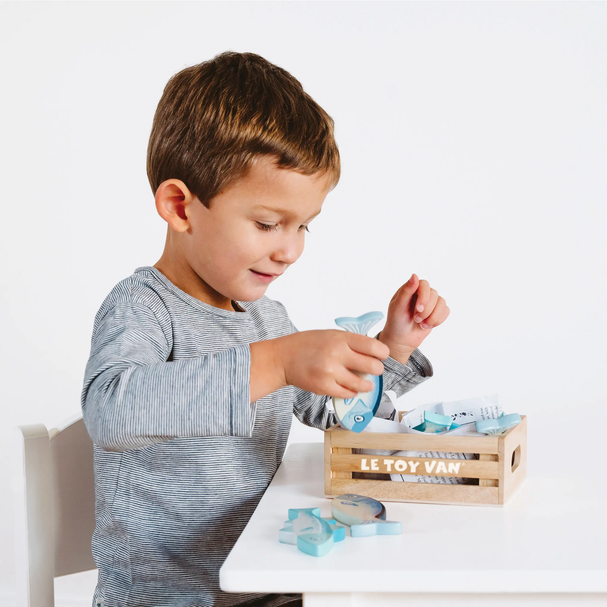 Frischfisch Marktkiste / Market Fish Wooden Play Food Crate (New Look)-Le Toy Van (LTV)