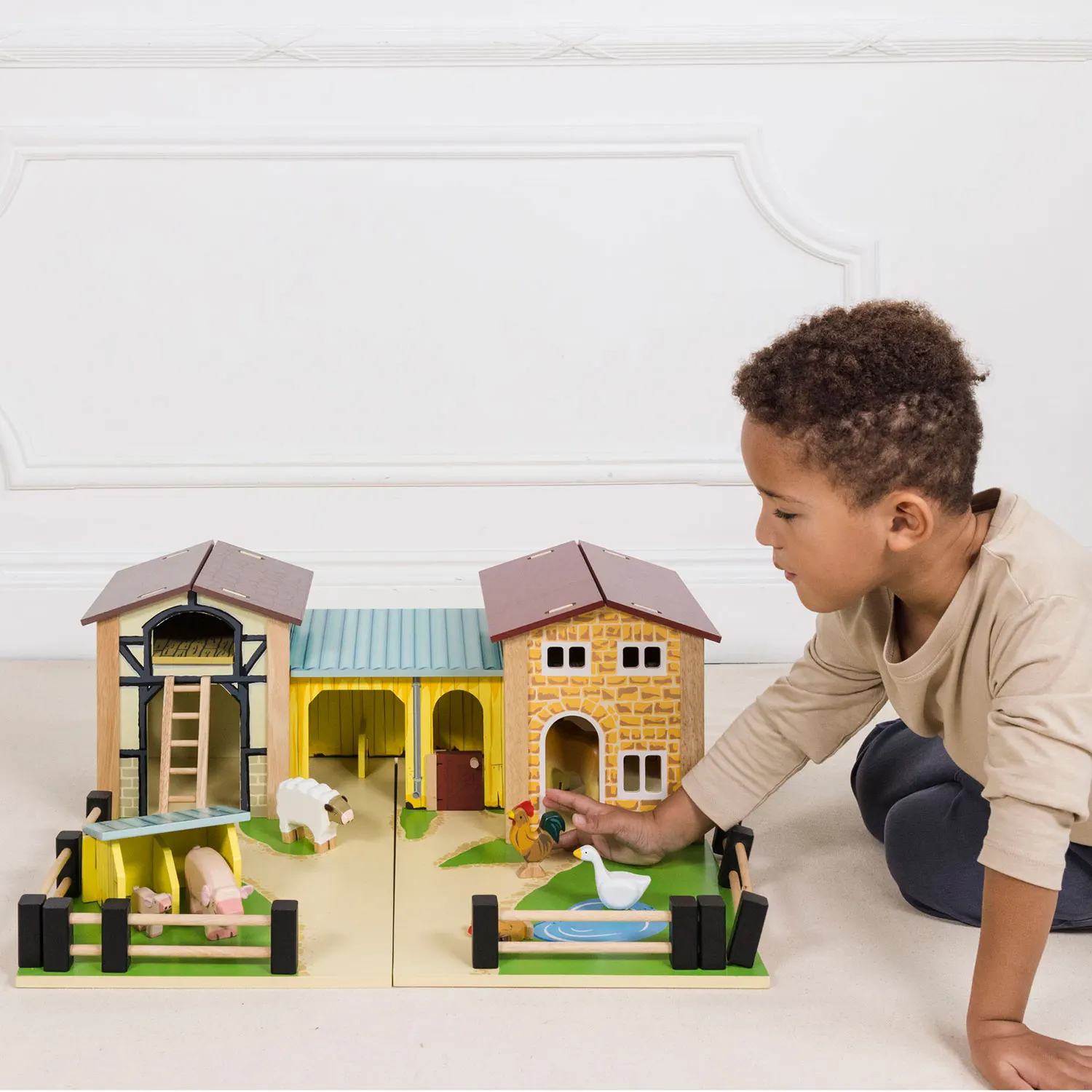 Bauernhof / Wooden Farmyard Stable Bauernhof / Wooden Farmyard Stable-Le Toy Van (LTV)