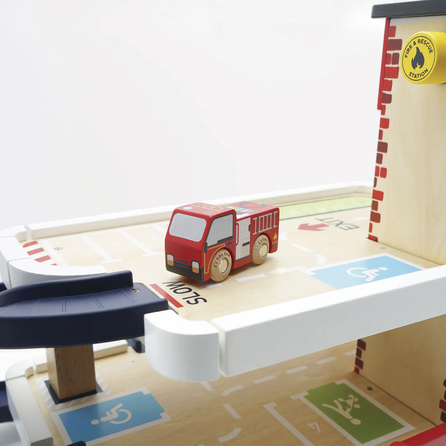 Feuerwehr & Rettungsdienst Garage & Fire & Rescue Wooden Garage Feuerwehr & Rettungsdienst Garage & Fire & Rescue Wooden Garage-Le Toy Van (LTV)