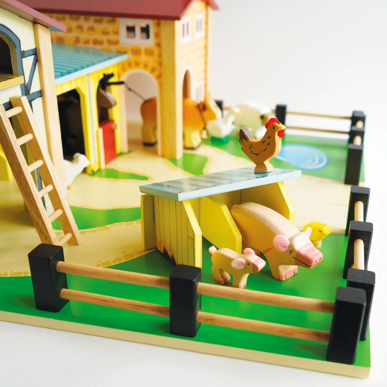 Bauernhof / Wooden Farmyard Stable Bauernhof / Wooden Farmyard Stable-Le Toy Van (LTV)