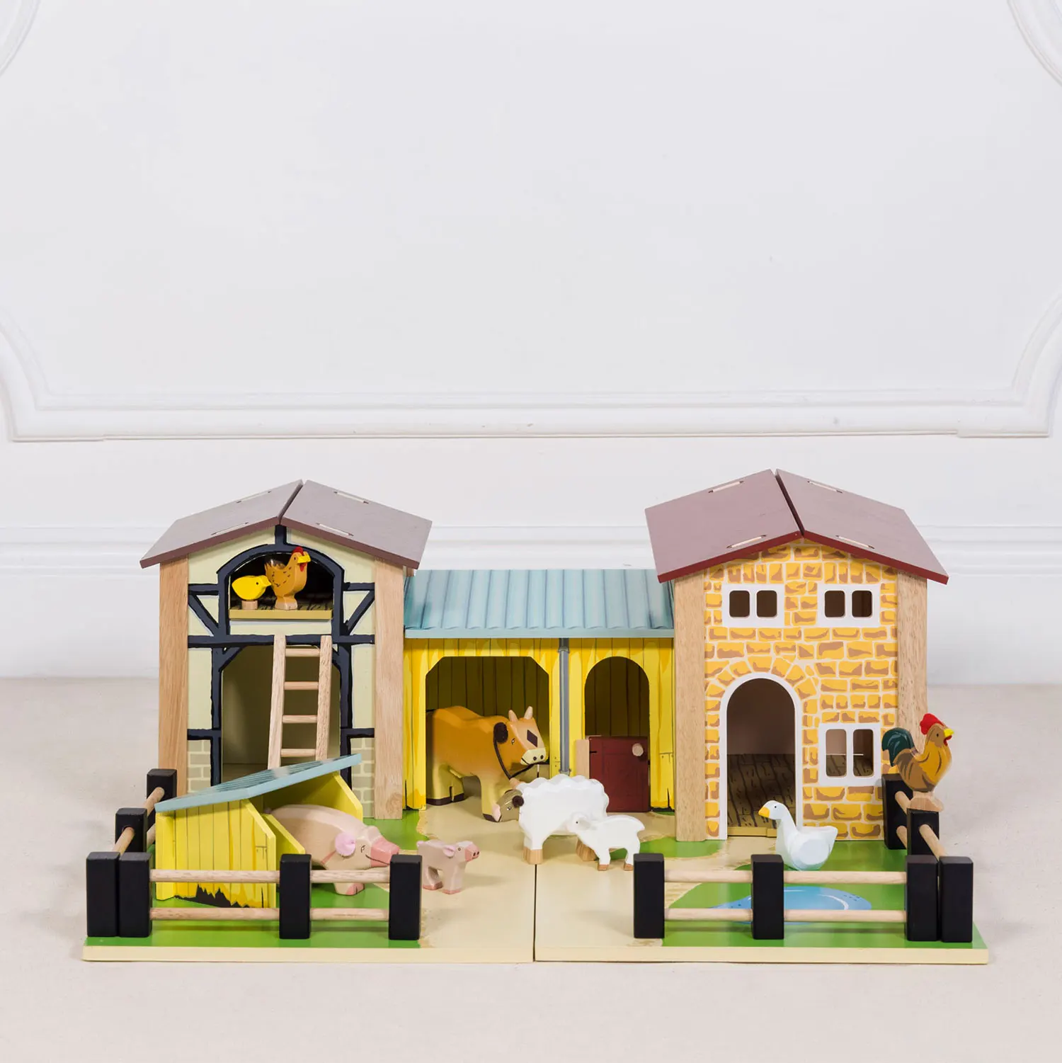 Bauernhof / Wooden Farmyard Stable Bauernhof / Wooden Farmyard Stable-Le Toy Van (LTV)