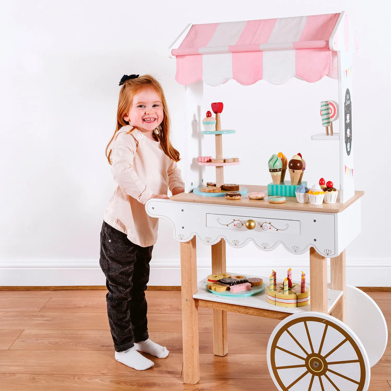 Tee- & Süßigkeitenwagen / Tea & Treats Trolley Market Stall Tee- & Süßigkeitenwagen / Tea & Treats Trolley Market Stall-Le Toy Van (LTV)