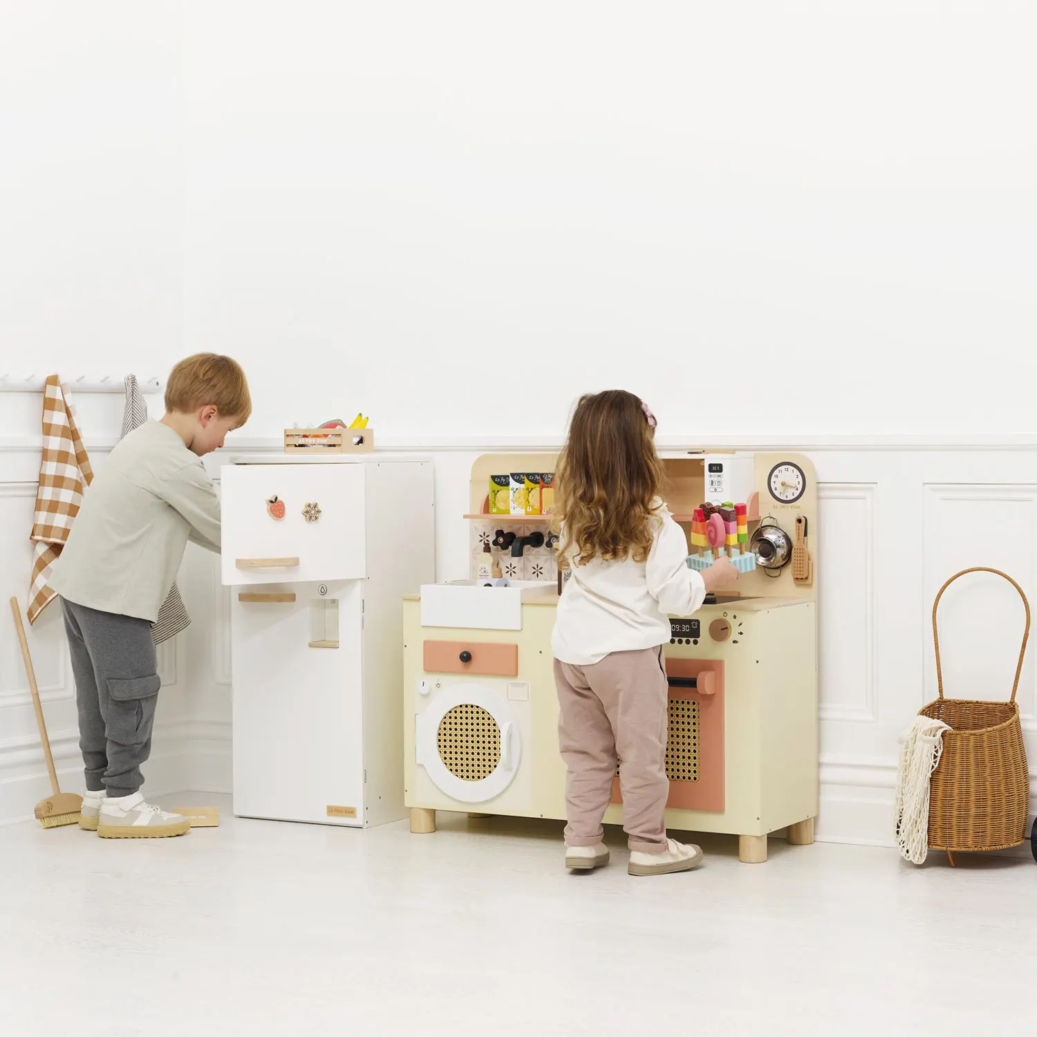 Große Küche / Family Size Wooden Play Kitchen-Le Toy Van (LTV)
